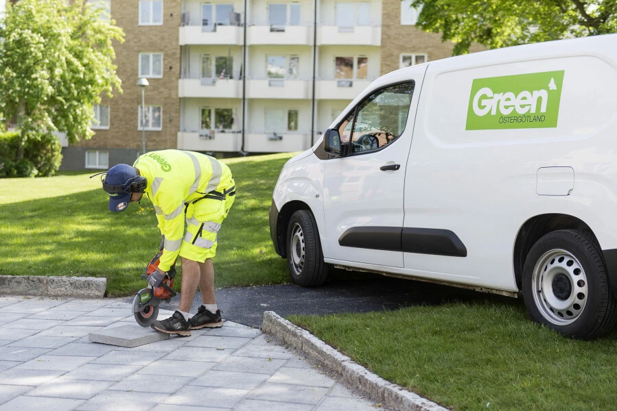 Green Östergötland | Reparerar gatsten