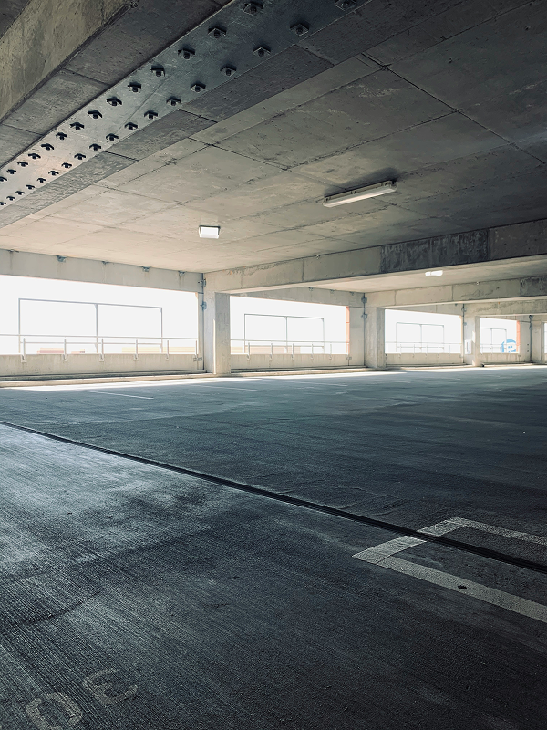 Nyrenoverat och välstädat garage efter professionell garagesopning i Östergötland.