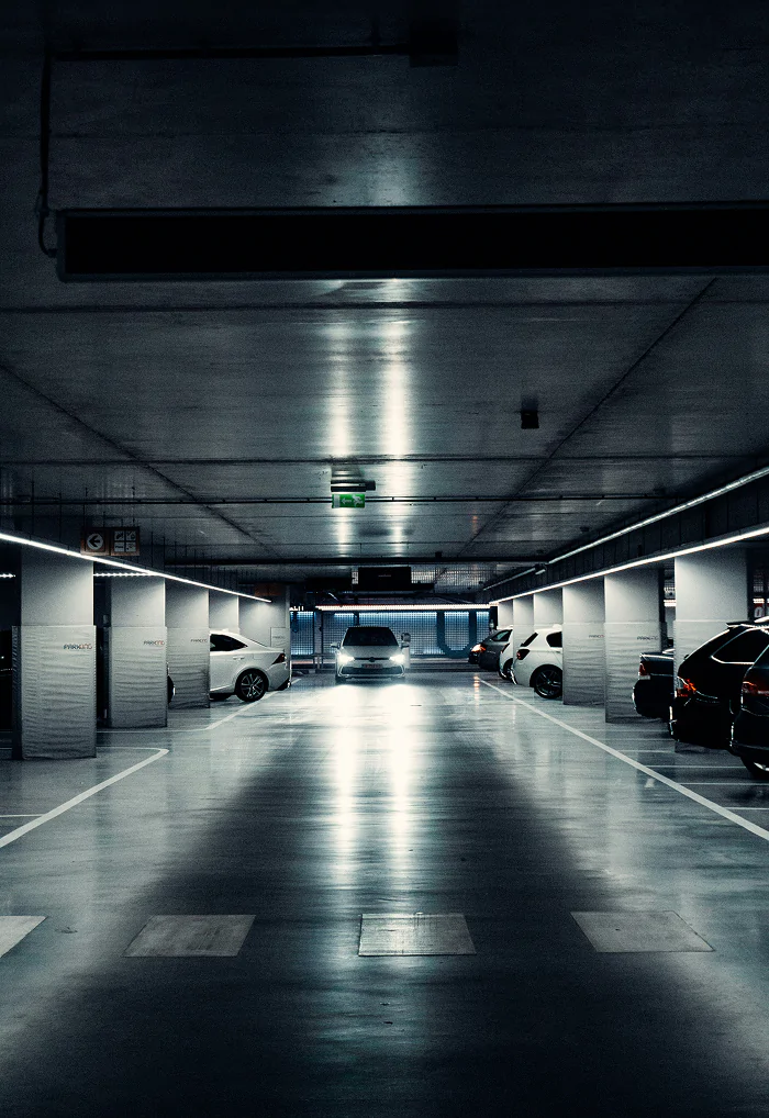 Parkeringsgarage i Östergötland med rena golv efter garagestädning.
